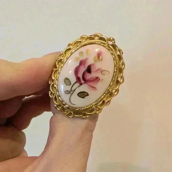 Vintage beautiful painted  floral adjustable goldtone ring - Picture 8 of 9